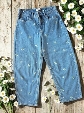 Embroidered Blue Mid Rise Cropped Barrel Jeans with Daisy Accents